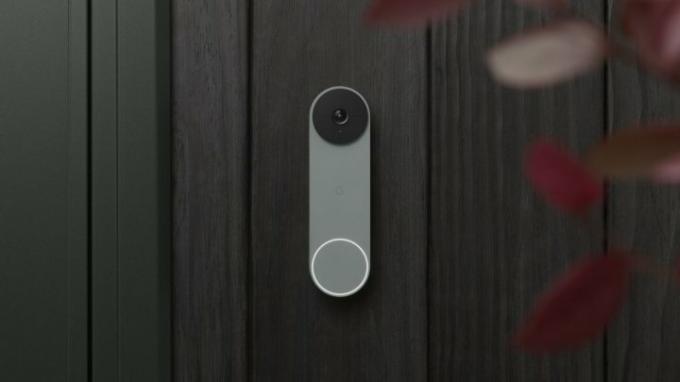 Дверний дзвінок Nest Doorbell, прикріплений до дерев’яної стіни.