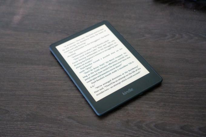 Kindle Paperwhite på et bord.