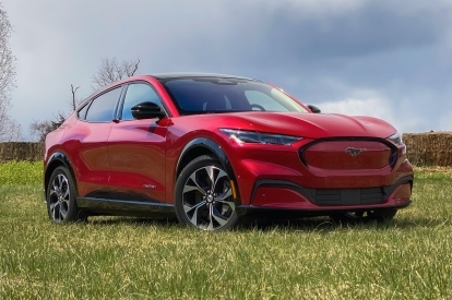 Punane 2021 aasta Ford Mustang Mach-E põllul. 