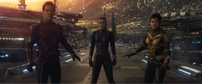 Paul Rudd, Kathryn Newton und Evangeline Lilly treten in einer Szene aus Ant-Man and the Wasp: Quantumania gegen einen Bösewicht außerhalb der Kamera an.