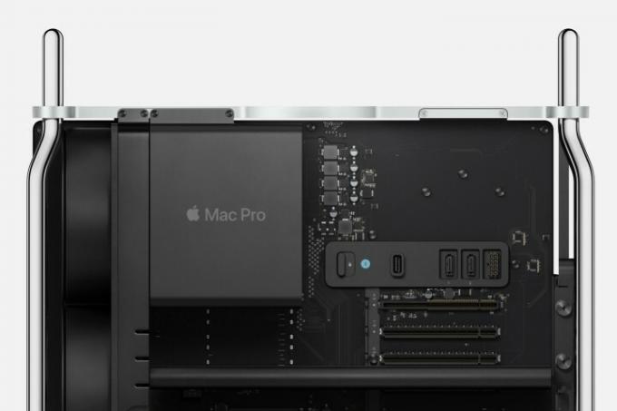 Wnętrze komputera Mac Pro firmy Apple, pokazujące jego płytę główną i niektóre gniazda łączności.