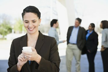 Empresária lendo uma mensagem de texto