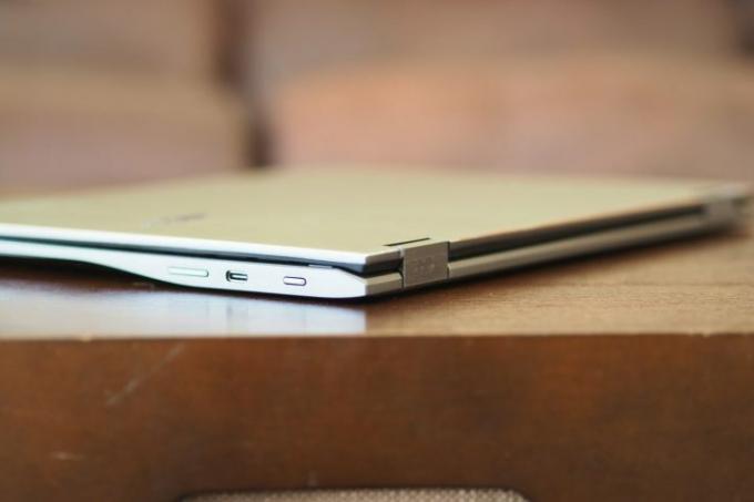 포트와 힌지를 보여주는 Acer Chromebook Spin 513 후면 코너 모습.