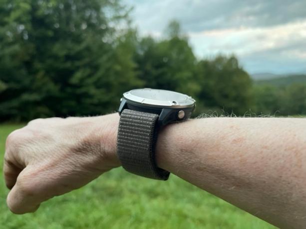 Gros plan du bracelet de montre sur le Garmin Enduro.