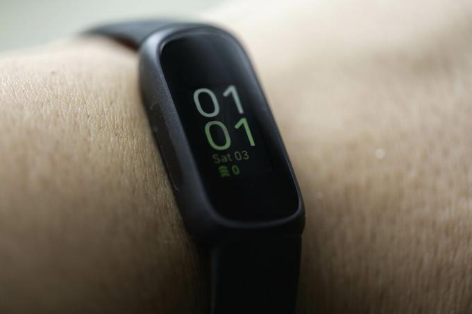 Fitbit Inspire 3 u upotrebi.