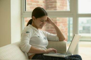 Mujer joven, utilizar, un, computador portatil