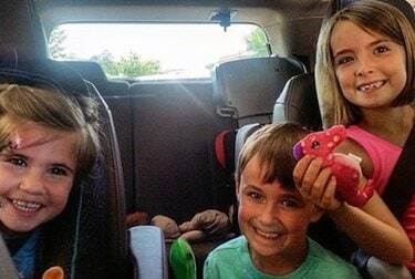 Crianças no banco de trás de um carro