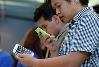 Nejnovější modely iPhonů od Applu se začínají prodávat v USA