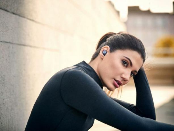 امرأة ترتدي Jabra Elite Active 75T