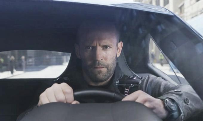 Jason Statham mengendarai mobil di The Fast & Furious 6.