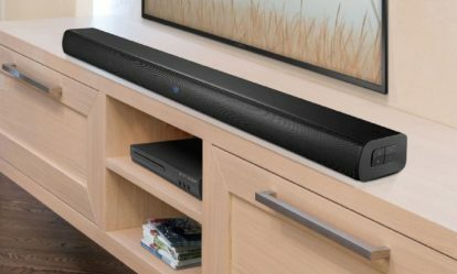 2.0-kanálový soundbar Insignia NS-HTSB22 na drevenom stole domáceho kina.