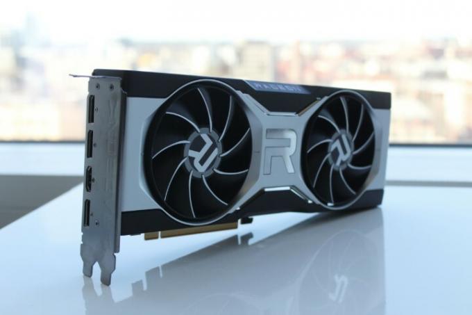 AMD RX 6700 XT bir masanın üzerinde duruyor.