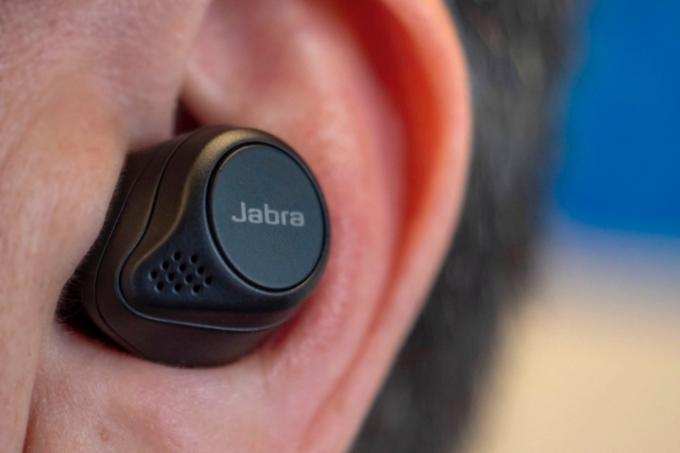 Настоящие беспроводные наушники Jabra Elite 75t.