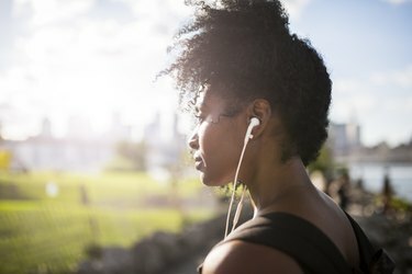屋外で音楽を聴く女性