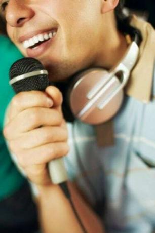 Ошишан човек пева
