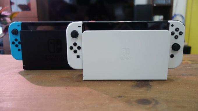 Ein Nintendo Switch OLED-Modell in seinem Dock neben einem normalen Switch-Dock.