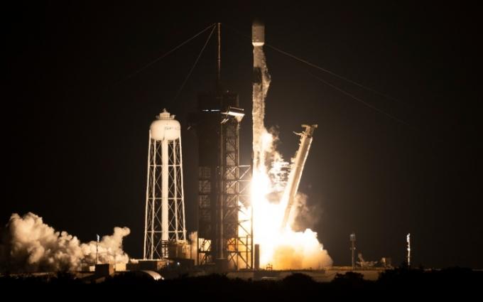 En SpaceX Falcon 9-raket avfyras med NASAs rymdfarkost Imaging X-ray Polarimetry Explorer (IXPE) ombord.