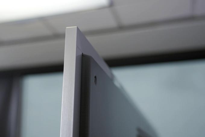 LG G3 kalınlığının profil görünümü.