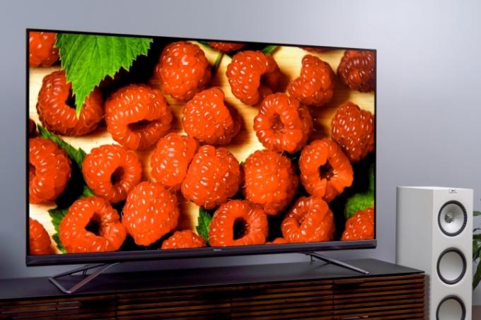Яскрава червона малина на телевізорі Hisense U9DG.