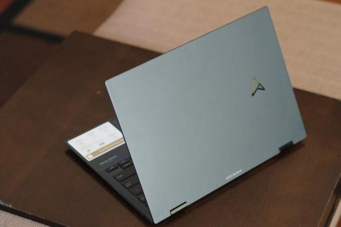 Asus ZenBook S 13 Pööratav tagantvaade, millel on kaas ja logo.