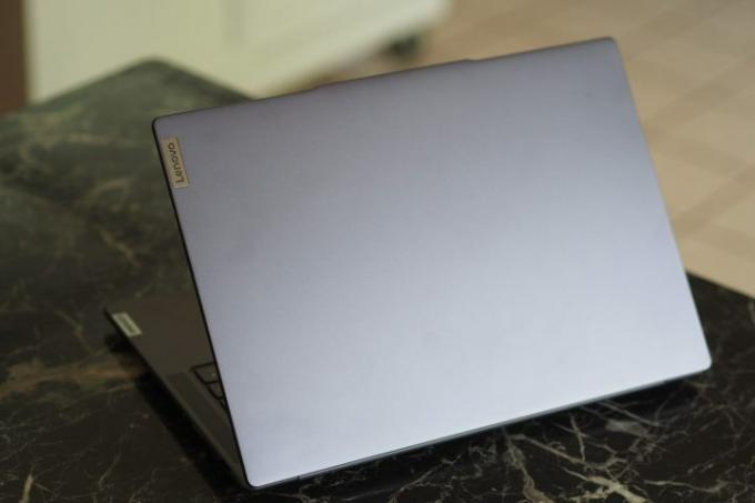 Lenovo Slim 7 14 2023 galinis vaizdas su dangteliu ir logotipu.