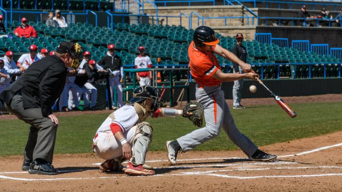 baseballütő meglendíti és kihagyja