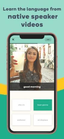 Lietotnes Memrise ekrānuzņēmums ar meitenes attēlu un tekstu, kurā teikts, ka mācieties valodu no videoklipiem, kuros valoda ir dzimtā valoda