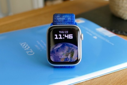 Earth 시계 페이스가 있는 Apple Watch SE 2.