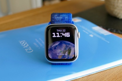 Apple Watch SE 2 su Žemės laikrodžio ciferblatu.