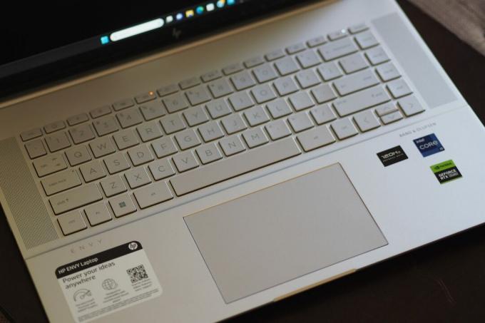 Tampilan top down HP Envy 16 2023 menampilkan keyboard dan touchpad.