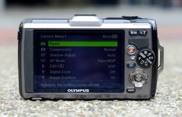 Olympus Tough TG 1 iHS Granska digitalkamera bakre lcd digitalkamera peka och fotografera robust