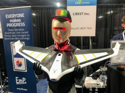 Un mannequin avec un masque anti-effrayant tient un drone démontrant des batteries lithium-ion flexibles au CES 2020 dévoilé