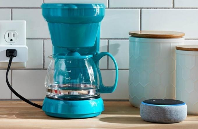 amazon sänker echo dot-priset lägger till gratis smart plug 3:e generationens paket med 03