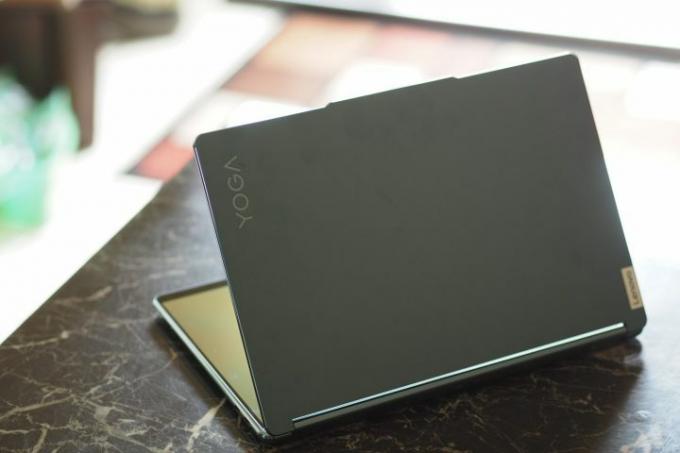 Vista trasera de Lenovo Yoga Book 9i que muestra la tapa y el logotipo.