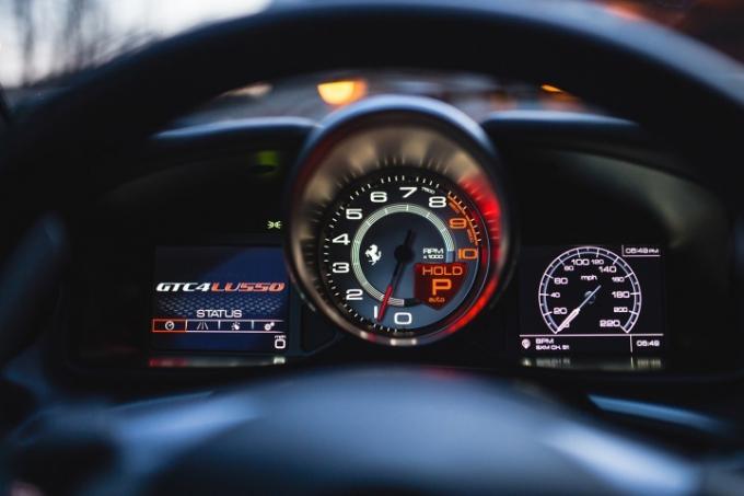 2018 Ferrari GTC4Lusso İlk Sürüş | Sürücü tarafındaki kontrol panelinde hız göstergesi ve diğer telemetri bilgileri