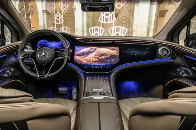 Hyperscreen-näyttö Mercedes-Maybach EQS -maastoautossa.