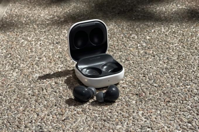 O Samsung Galaxy Buds 2 e seu case no chão.