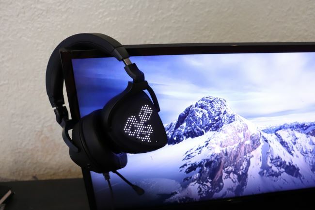 Le casque Asus ROG Delta S Animate drapé sur un téléviseur.