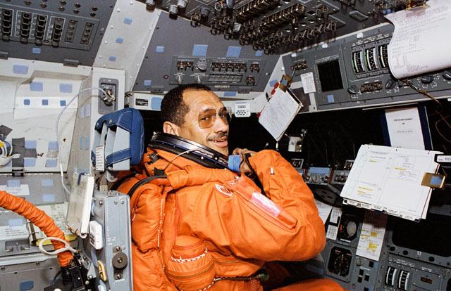 Charles Bolden na cabine de comando do Discovery durante a STS-60.