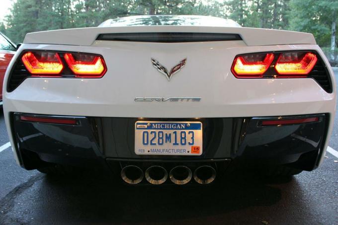 ขับครั้งแรก 2014 chevrolet corvette stingray ตะลึงด้วยความเร็วที่แม่นยำและความสวยงามด้านหลัง 1