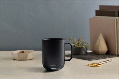 Črna skodelica Ember Smart Mug 2 na pultu.