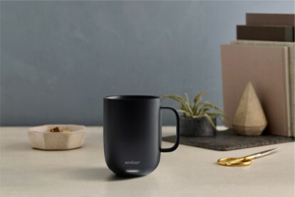 Ein schwarzer Ember Smart Mug 2 auf einer Arbeitsplatte.