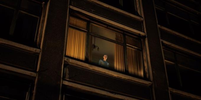 Maika Monroe kinéz egy magas ablakon.