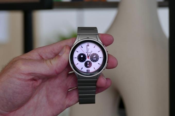 Samsung Galaxy Watch 5 Pro med en metallrem.