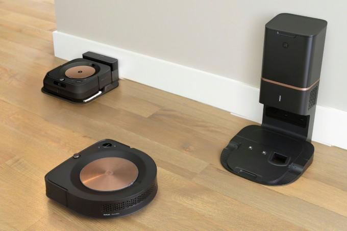 iRobot Roomba S9+ na drewnianej podłodze z robotem mopującym Roomba Braava.