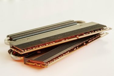 Две RAM памет с червено сияние