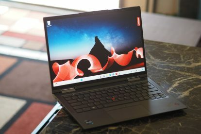 O Lenovo ThinkPad X1 Yoga Gen 8 visto de um ângulo.