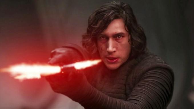 Kylo Ren punta la sua spada laser in The Force Awakens.