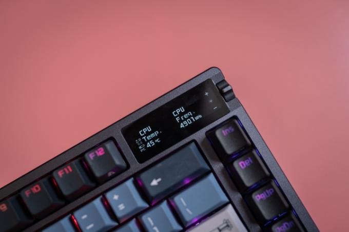 شاشة OLED على لوحة مفاتيح Asus ROG Azoth.