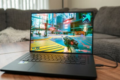 Asus ROG Zephyrus M16 يلعب لعبة Cyberpunk 2077.